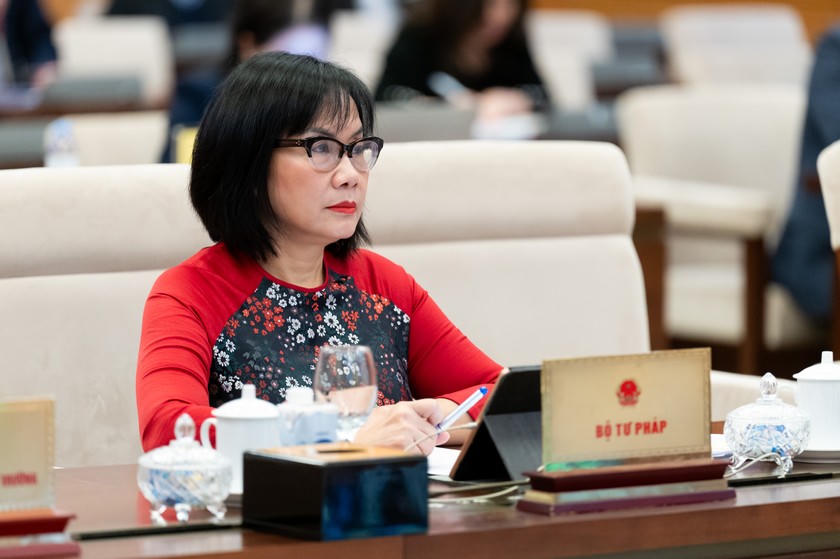 Thứ trưởng Bộ Tư pháp Đặng Hoàng Oanh tham dự Phiên họp. (Ảnh: Cổng TTĐTQH)