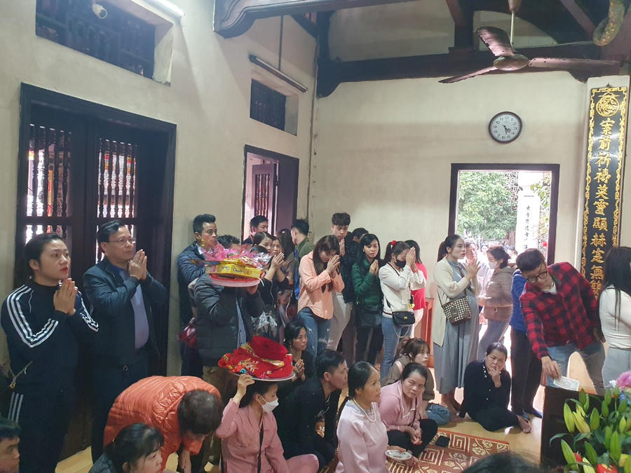 Ai cũng bày tỏ lòng thành để cầu được may mắn, tài lộc, sức khỏe cho mình và người thân.
