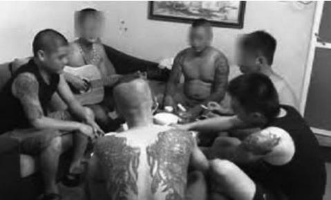 Lã Phong L. - đối tượng chuyên cho vay "họ" ở khu Cầu Giấy cùng nhóm đàn em "xăm trổ".