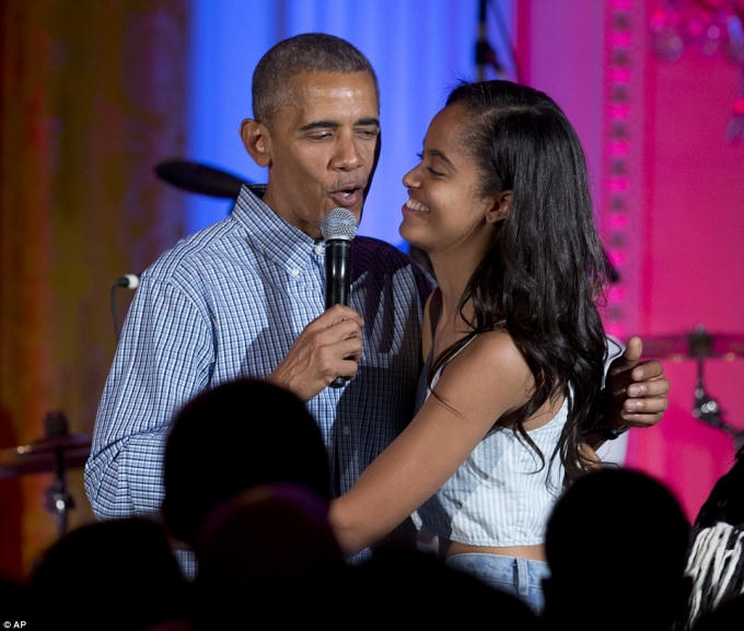 Tổng thống Obama hạnh phúc, hát mừng sinh nhật con gái