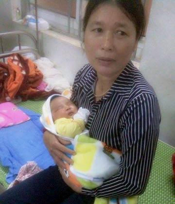 Sau ca mổ đẻ bé trai nặng 6,1 kg chào đời. Hiện tại sức khỏe của cháu bé và sản phụ đều bình thường.