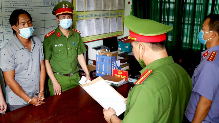 Tống đạt các quyết định khởi tố