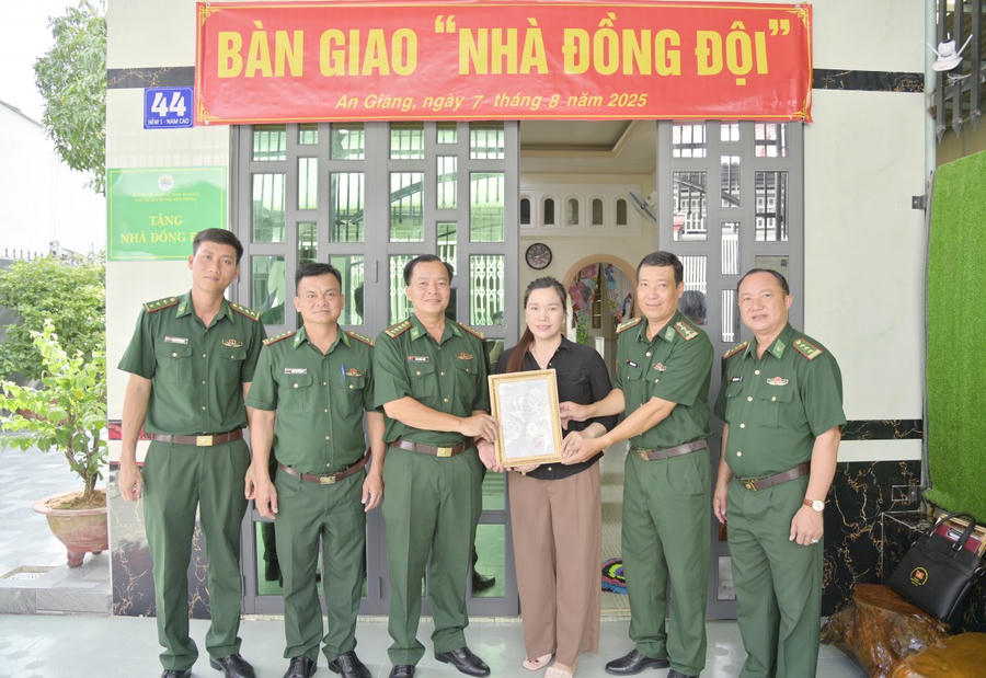Đại tá Lê Hoàng Việt bàn giao nhà cho Trung tá QNCN Hồ Quang Vinh