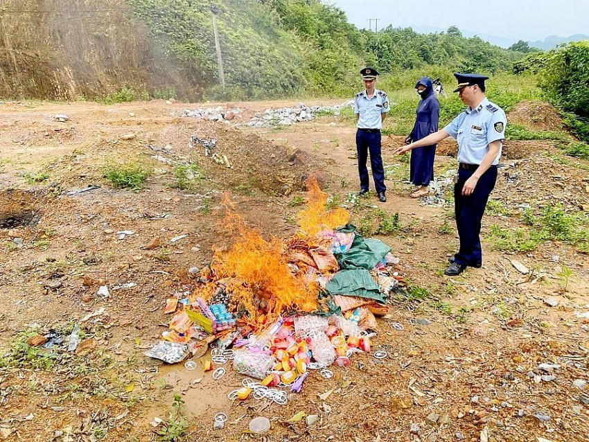 Lực lượng QLTT cùng chủ cơ sở kinh doanh tiến hành tiêu hủy số hàng hóa vi phạm.
