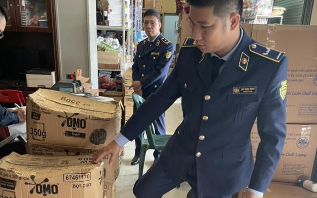 Thu giữ hàng trăm đơn vị sản phẩm giả mạo nhãn hiệu OMO, P/S