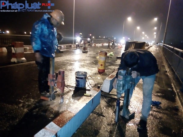 Theo các công nhân ở đây cho biết, để cứu cầu thì phải đục 20 lỗ khoan trên mặt cầu, để sau đó bắt những thành dầm sắt lớn gánh lấy cầu, từ đó mới có thể xử lý được những phần bên dưới.