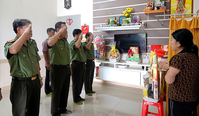 Đoàn công tác đến thắp hương, thăm hỏi, động viên gia đình các liệt sĩ tại Đắk Lắk.