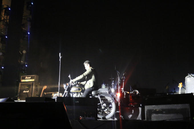 Ấn tượng nhất trong đêm liveshow tối qua có lẽ là màn MC Anh Tuấn đi xe của Trần Lập lên sân khấu.