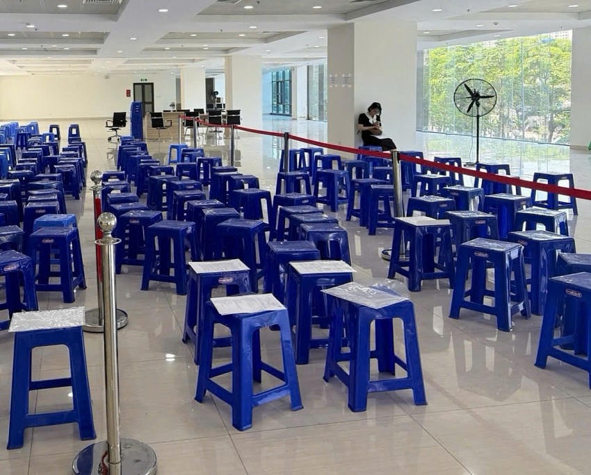 Không còn tình trạng người dân xếp hàng dài chờ đợi.