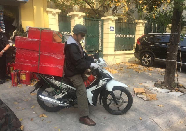 Một số shipper còn chặn hàng của người bán để kiếm lời (Ảnh minh hoạ)