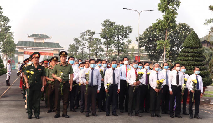 Đoàn đại biểu dâng hương tại Nghĩa trang liệt sĩ tỉnh.