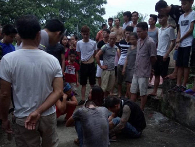 Nhóm của Hà bị người dân và lực lượng chức năng bắt quả tang khi đào bới một ngôi mộ tại nghĩa trang Sao Đỏ.