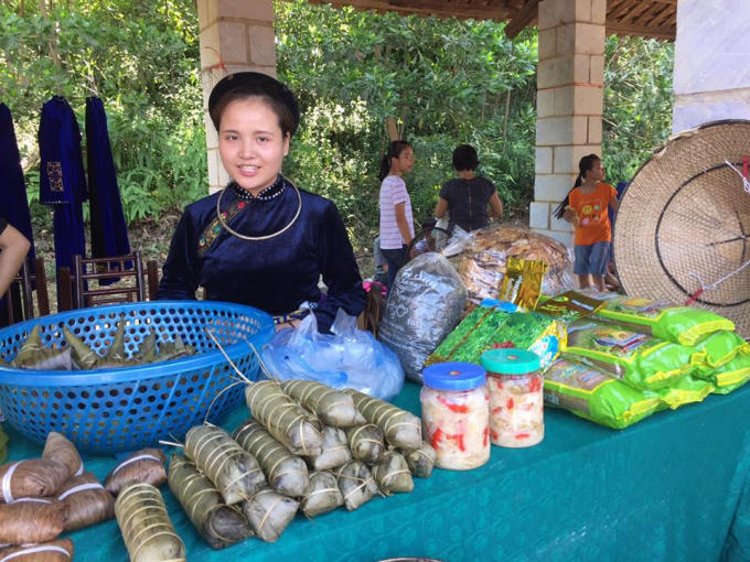 Các sản phẩm được bày bán tại Làng văn hóa các dân tộc
