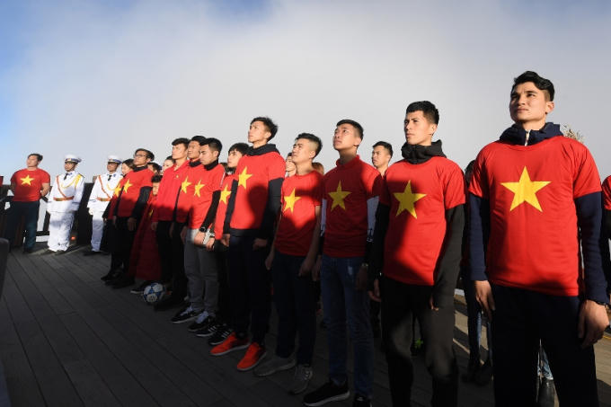 Các cầu thủ U23 Việt Nam và tuyển bóng đá nữ Việt Nam thực hiện nghi thức thượng cờ trên đỉnh Fansipan (11)