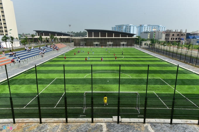 Một sân bóng cỏ nhân tạo theo tiêu chuẩn FIFA cũng được xây dựng.