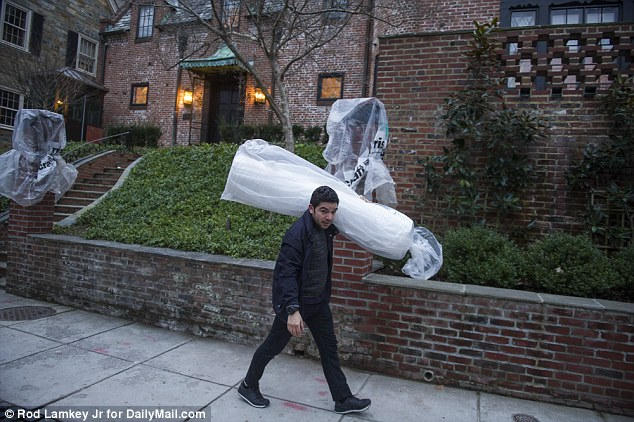 Nó được thuê lại từ Joe Lockhart - người phát ngôn Nhà Trắng dưới thời Tổng thống Bill Clinton. (Ảnh: Daily Mail)