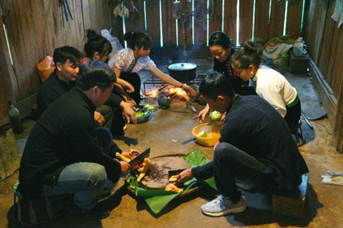 Đàn ông và phụ nữ Thái cùng nhau chuẩn bị bữa cơm tối.