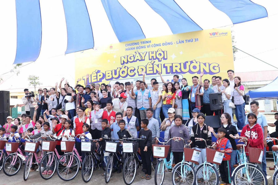 Niềm hân hoan của các tổ chức, doanh nghiệp, các em học sinh và gia đình trong chương trình Hành động vì cộng đồng lần thứ 31: Ngày hội Tiếp bước đến trường.