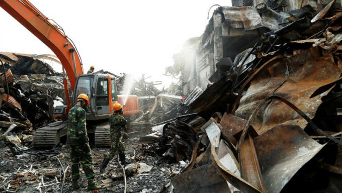 Binh chủng Hóa học tẩy độc cho vật liệu trước khi vận chuyển đến nơi quy định. Ảnh: Minh Khánh.