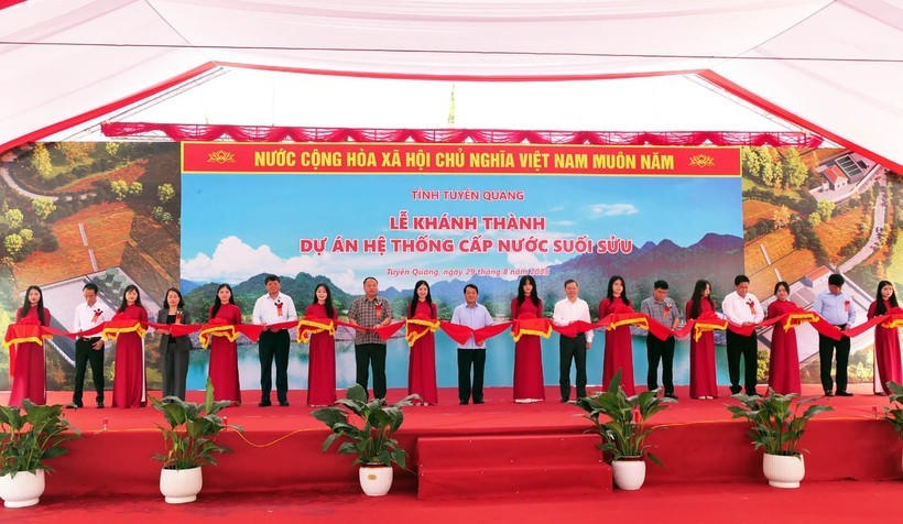 Lãnh đạo tỉnh Tuyên Quang cắt băng khánh thành dự án hệ thống cấp nước suối Sửu. (Ảnh: KT).