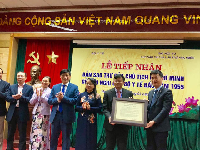 Bức thư qu&yacute; của B&aacute;c Hồ được trao cho ng&agrave;nh y tế