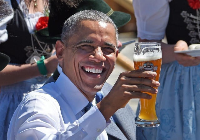 Tổng thống Mỹ Barack Obama uống bia bên lề Hội nghị thượng đỉnh G7 (Ảnh: AFP)