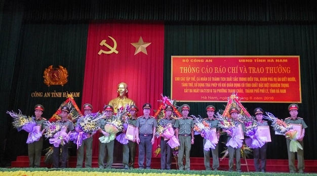 UBND tỉnh Hà Nam khen thưởng 200 triệu đồng cho các đơn vị.