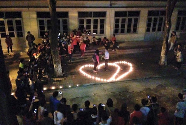 5 m&agrave;n tỏ t&igrave;nh đ&aacute;ng nhớ nhất trong năm 2015