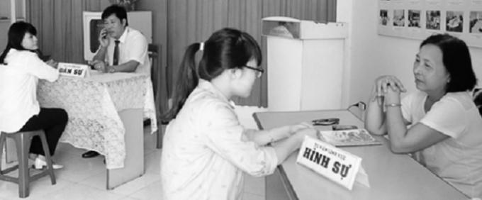 Các luật sư tư vấn pháp lý miễn phí cho người dân có nhu cầu.