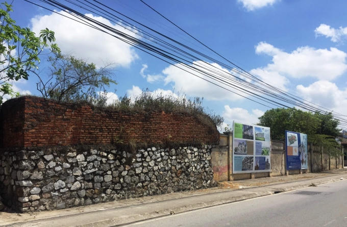 Tường bao quanh đã nhuốm màu thời gian, trải qua hơn 100 năm lịch sử cùng đất nước.