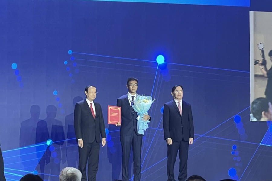 Ông Tao Chen Chen - Tổng Giám đốc Công ty TNHH Broad-Ocean Motor nhận Giấy chứng nhận đăng ký đầu tư điều chỉnh dự án “Nhà máy sản xuất các sản phẩm Tôn Thép” tại khu công nghiệp Châu Đức, tổng vốn đầu tư tăng thêm là 58 triệu USD