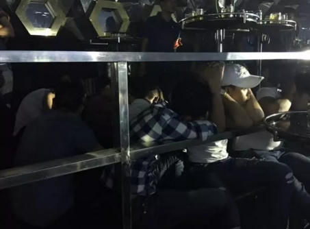 Đột k&iacute;ch qu&aacute;n bar Diamond, h&agrave;ng trăm thanh ni&ecirc;n quay cuồng trong tiếng nhạc