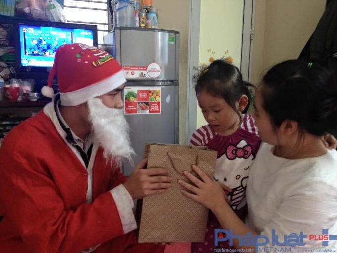 &nbsp;B&eacute; g&aacute;i gia đ&igrave;nh anh Nguyễn Mạnh Cường cảm thấy bất ngờ khi được nhận qu&agrave; từ &ocirc;ng gi&agrave; Noel. Ảnh Nguyễn Mạnh