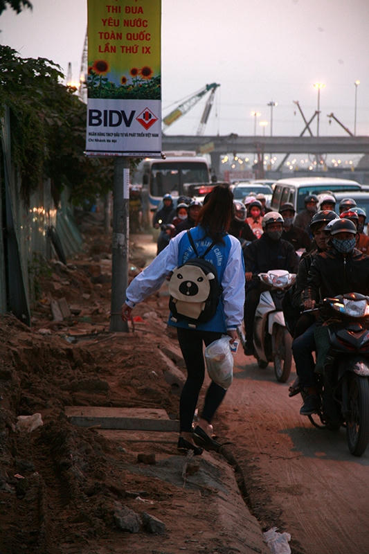 Để thực hiện công trình, đơn vị thi công đã xén vỉa hè để mở rộng đường nhưng công việc chưa hoàn thiện nên tại điểm thắt nút thắt cổ chai nối đường Khuất Duy Tiến với Trần Duy Hưng gây ùn tắc bất cứ giờ nào trong ngày.