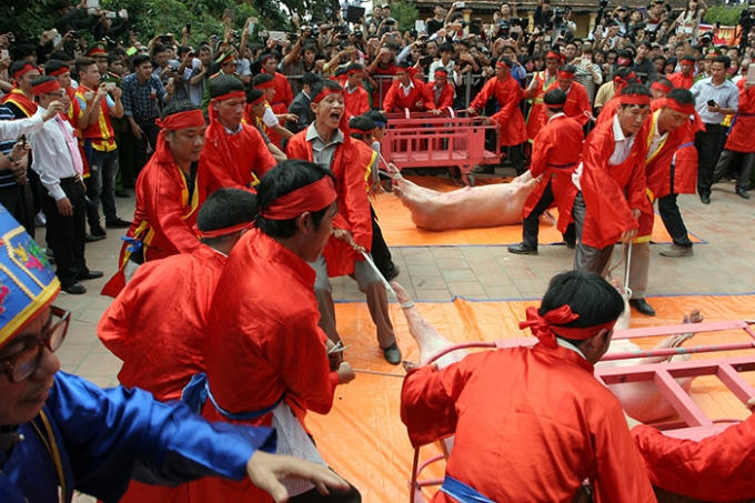 Cần loại bỏ những nghi thức phản cảm trong lễ hội để lễ hội muôn phần đẹp hơn.