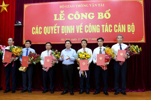 Bộ trưởng Nguyễn Văn Thể trao Quyết định và tặng hoa chúc mừng các cán bộ mới được giao quyền, bổ nhiệm, bổ nhiệm lại.