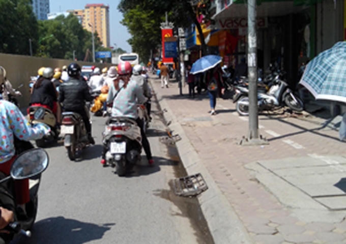 Còn đường tập nập buôn bán giờ đây trống vắng