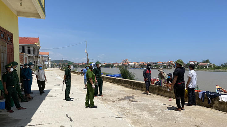Các đối tượng bị phát hiện khi dùng xuồng máy né tránh chốt kiểm soát dịch Covid-19. ( Ảnh Tiến Thành).