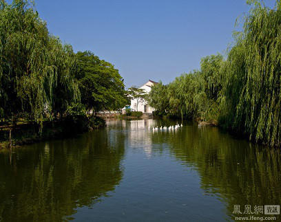 Con sông chảy đằng sau nhà Chu Vĩnh Khang.
