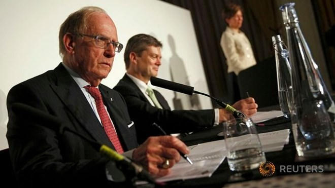 Luật sư Richard McLaren (trái) trả lời các câu hỏi sau khi công bố báo cáo về doping cho Cơ quan Chống Doping Thế giới (WADA)