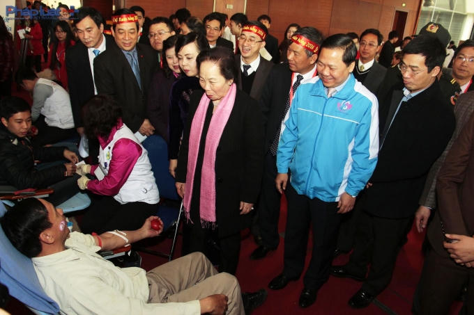 Phó Chủ tịch nước Nguyễn Thị Doan động viên người tham gia hiến máu.