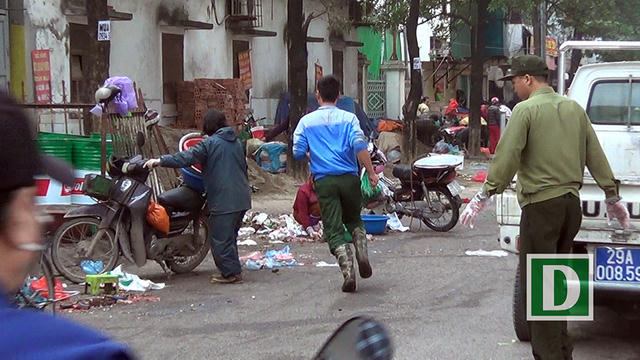 Mỗi sáng, khi thấy lực lượng chức năng đến dẹp vỉa hè, những người bán hàng này lại nhốn nháo bê thúng, mẹt hoặc cho hàng lên xe máy, xe thồ tháo chạy tán loạn.