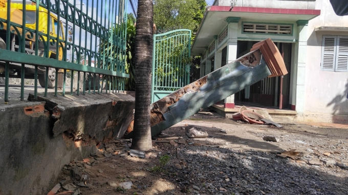 Cổng nhà bà Thủy bị tông sập.