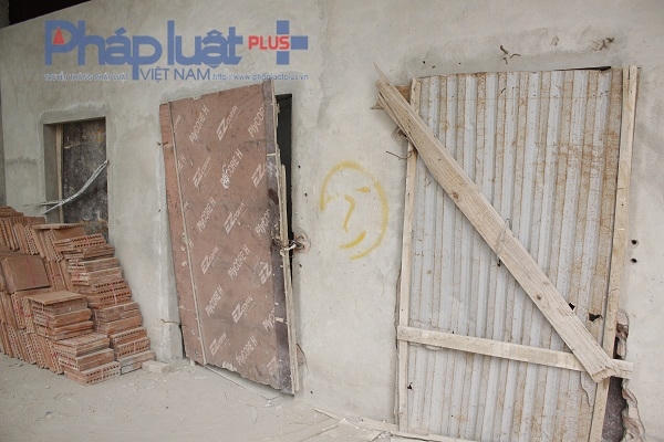 Thậm chí cửa ra vào được bịt bằng những tấm gỗ, tấm tôn.