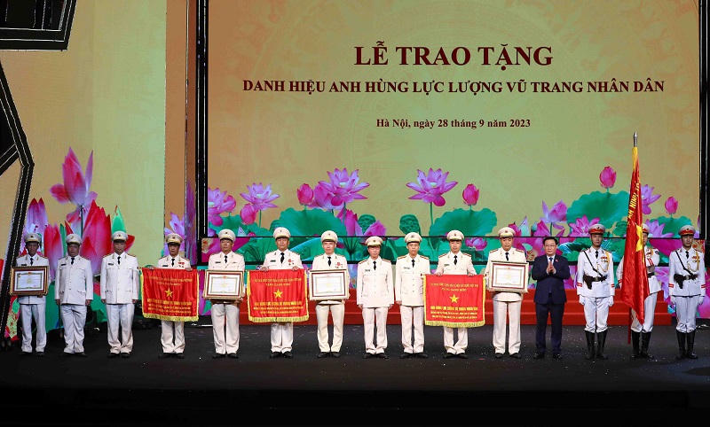 Chủ tịch Quốc hội trao danh hiệu Anh hùng lực lượng vũ trang nhân dân tặng 4 tập thể và cá nhân.