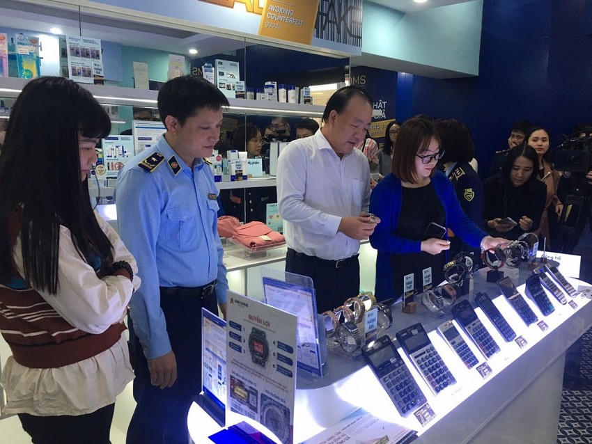 Đại biểu và khách quan tham tại phòng trưng bày.