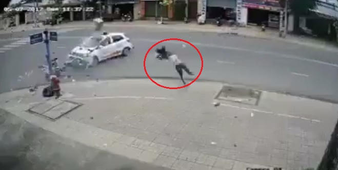 Người đ&agrave;n &ocirc;ng văng xa h&agrave;ng chục m&eacute;t sau vụ tai nạn.