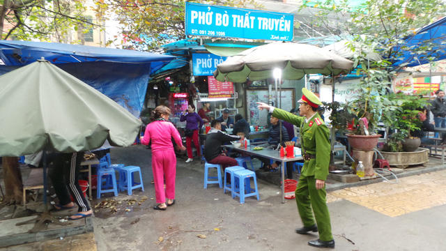 Công an phường Lê Đại Hành (Hai Bà Trưng) phối hợp với UBND phường yêu cầu các hàng quán để bàn ghế lấn chiếm vỉa hè tự tháo dỡ, kiên quyết xử lý các trường hợp không chấp hành.