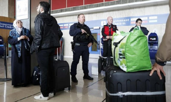 Cảnh sát chống bạo động tuần tra trong sân bay Orly, nam Paris ( Ảnh: BBC)