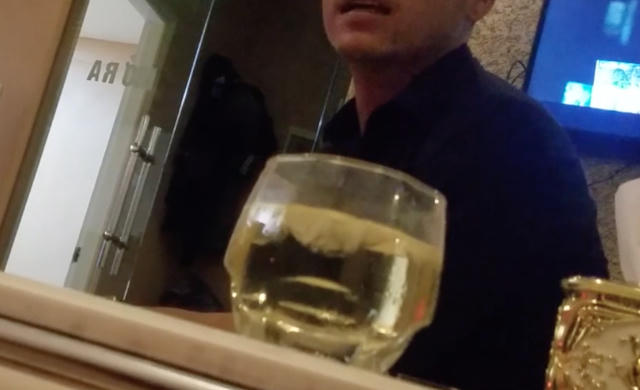 Nhân viên phục vụ đang tư vấn cho khách về những gói dịch vụ khách sẽ được phục vụ trong quán.